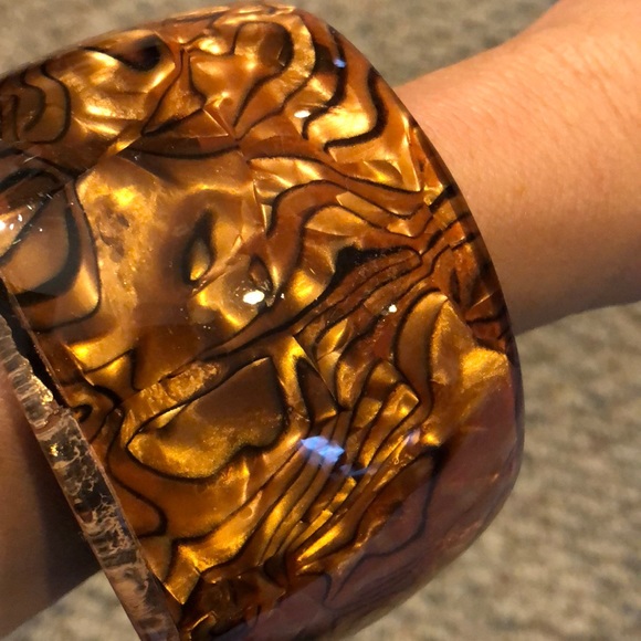 Jewelry - Gorgeous tortoise like “lucite” bracelet.